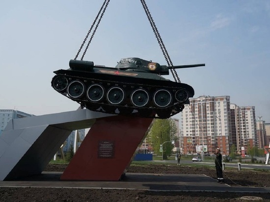 Легендарный танк Т-34 вернулся на постамент возле Президентского кадетского училища