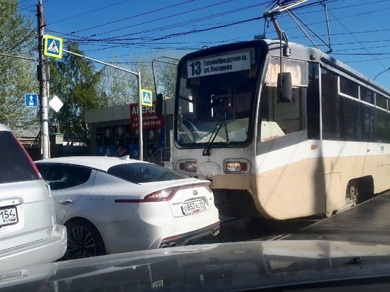 Трамваи №13 выстроились в ряд на улице Гурьевской из-за ДТП в Новосибирске