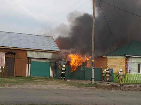 В Томской области пожарные спасли мужчину из горящего дома