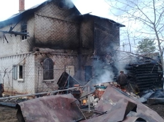 В Марий Эл четыре человека спаслись из горящего дома