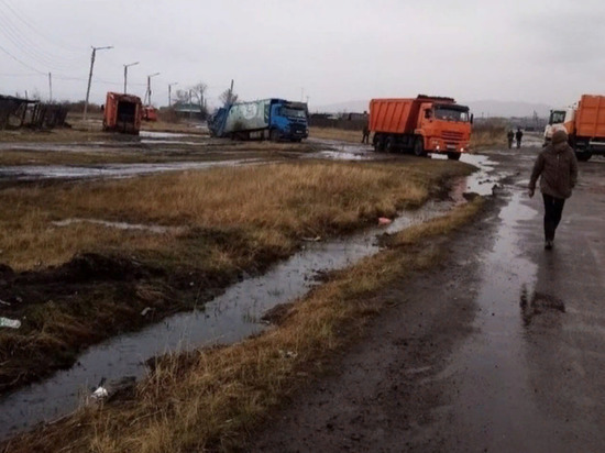 В ДМРСУ пообещали сделать дорогу в Кадале, где застряли 3 мусоровоза