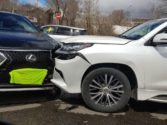 Два премиальных Lexus столкнулись возле ДК железнодорожников в Чите