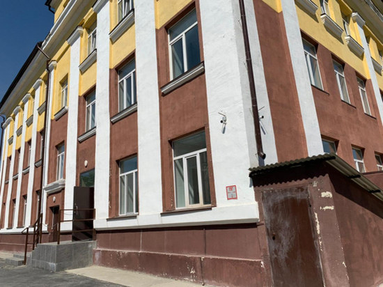 В отремонтированной гимназии Новотроицка сыпется штукатурка