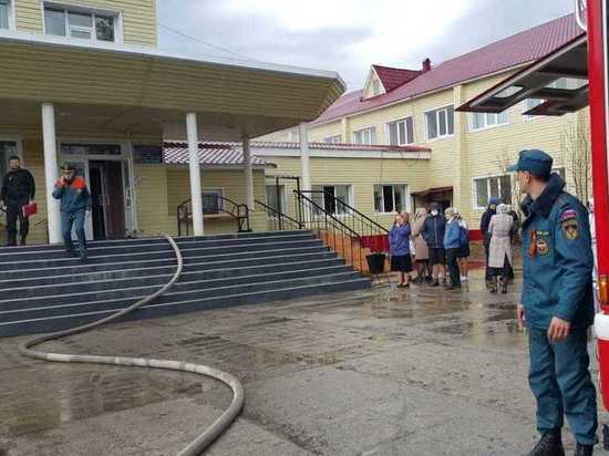 Почти 150 человек эвакуировали из православной гимназии Ноябрьска из-за пожара