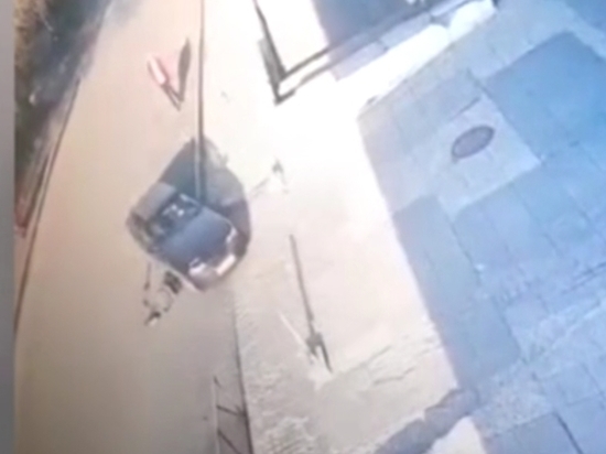 В сети появилось видео наезда на пешехода в Челябинске, который лежал на дороге