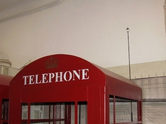 В новосибирской колонии поставили лондонские телефонные будки