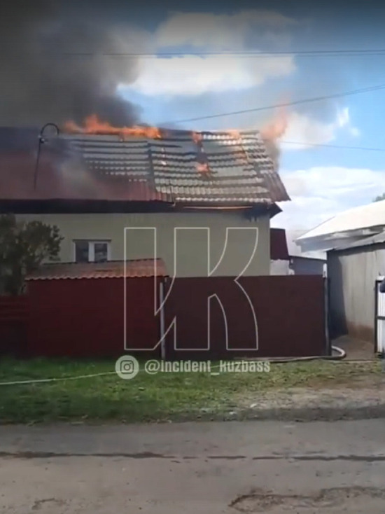 В Кемерове рядом с городским парком загорелись дом и баня