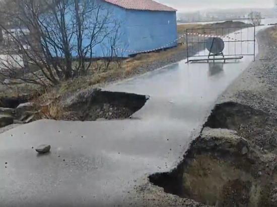 Обрушение асфальта произошло в центре села Минькино