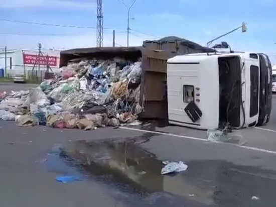 Груженый мусоровоз перевернулся на калужской трассе