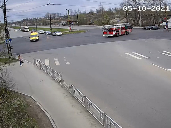 ГИБДД Петрозаводска проводит проверку из-за предаварийной ситуации с пожарной машиной