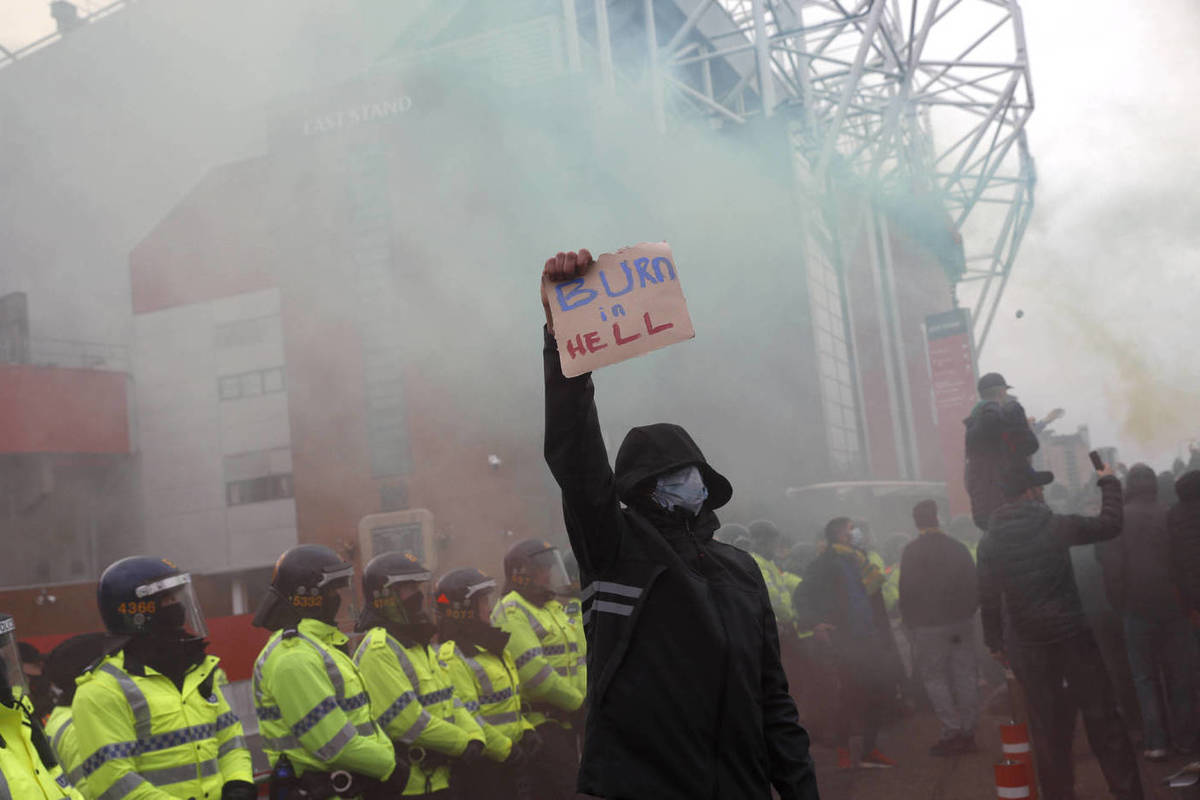 Игра с «Ливерпулем» состоялась, но протестующие не остановятся