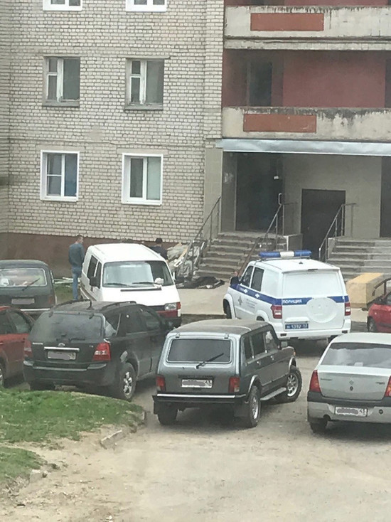 В Кирове с крыши многоэтажки упала женщина