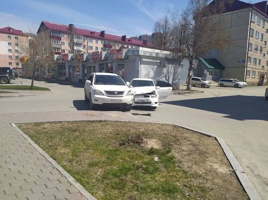 В Южно-Сахалинске два автомобиля попали в серьезное ДТП практически во дворе