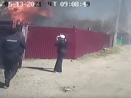 Полицейский в Чите помог ребенку выбраться с участка, где горел дом