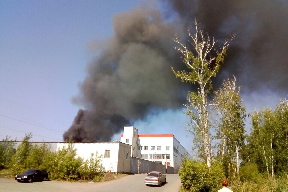 Самый массовый пожар в Челябинске. Пожар в Челябинске на лесопарковой 6. Пожар в Челябинске мгагаитажка. Пожар в Челябинске лайнер.