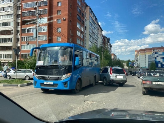 В Туле на улице Степанова легковушка влетела в автобус