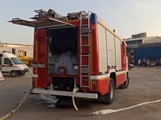 Спасатели заявили об угрозе взрыва при пожаре на пилораме в Екатеринбурге