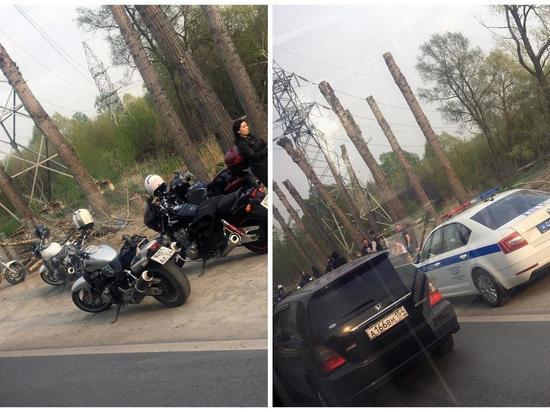 Байкер попал в аварию на улице Большевистской в Новосибирске