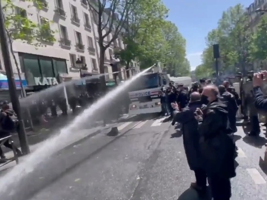 В Париже полиция разогнала демонстрации в поддержку Палестины водометами