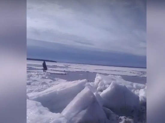 В Красноярском крае полицейский спас рыбака плывшего на льдине