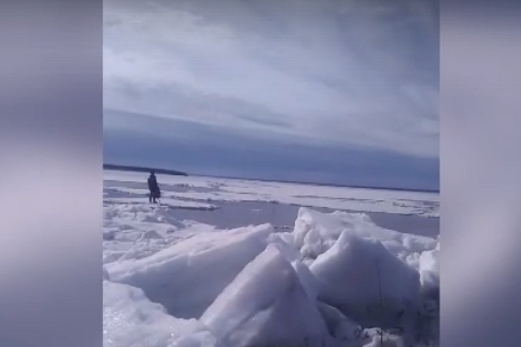 Рыбак на льдине красноярск. Пенсионер уплыл на льдине в море. Воет ветер средь огромных белых льдин. Дудинка мальчики уплыли на леднике.