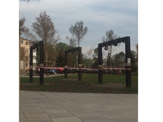 Кемеровчанам запретили качаться на качелях в Парке Ангелов из-за посадки газона