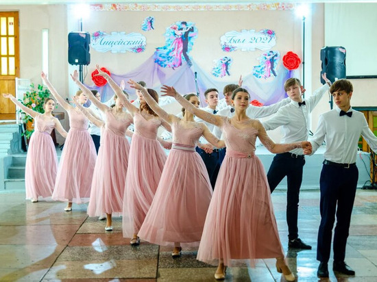 В Макеевке состоялся бал, который приурочили к Году русской культуры