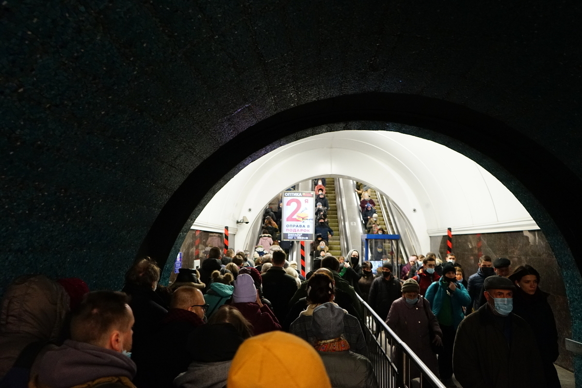 Что случилось на красной ветке метро спб. Взрыв на оранжевой ветке метро СПБ. Что случилось в метро сейчас Санкт-Петербург оранжевая ветка. Что случилось в метро СПБ сегодня утром.