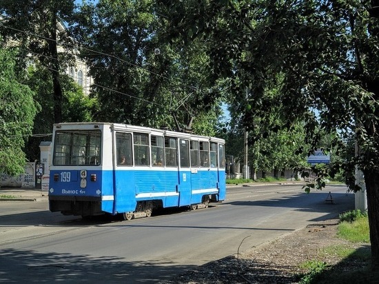 Сошедший с рельсов трамвай спровоцировал ДТП во Владикавказе