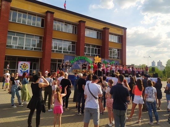 Донецкий театр песни «Казачий двор» завершил учебный год разгуляем