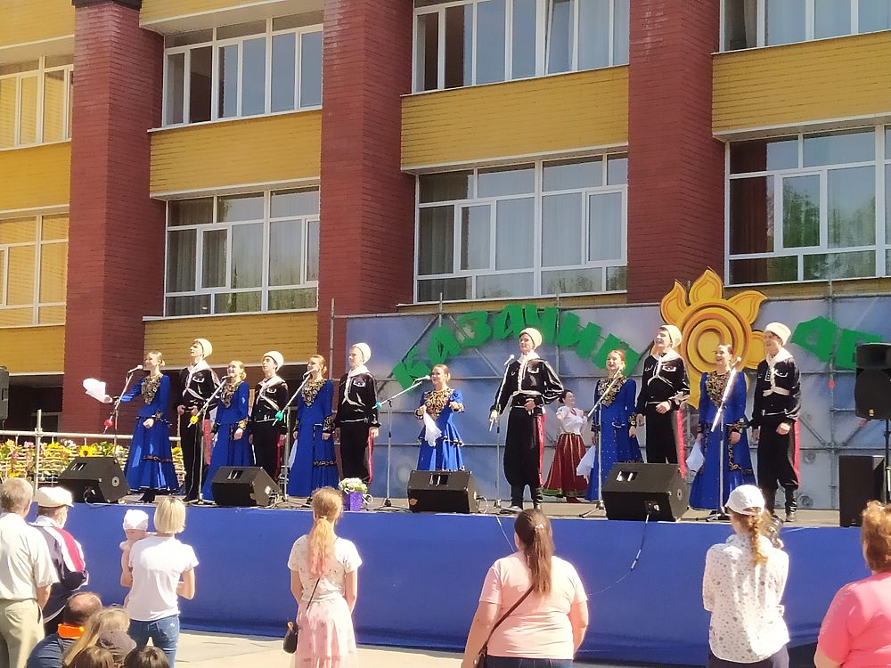 Театр народной песни «Казачий двор» устроил разгуляй в центре Донецка