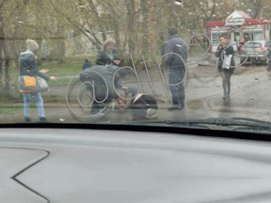 В районе МНТК в Иркутске автомобиль сбил женщину