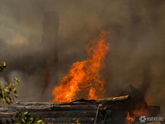 Крупный пожар уничтожил два дома в Тисульском районе