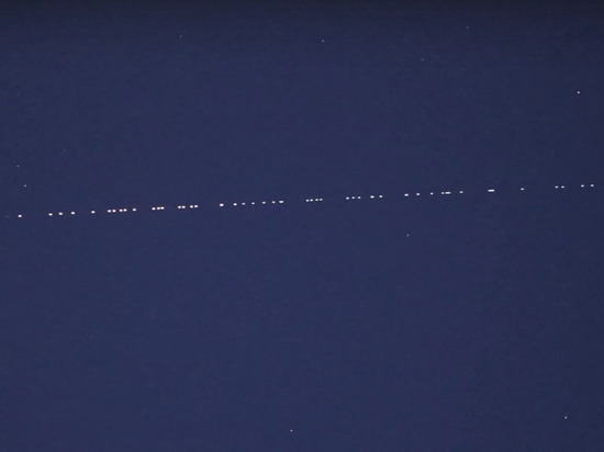 Спутники Илона Маска пролетели в небе над Псковом