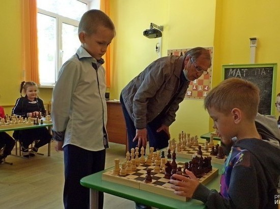 Шахматист из Котовска провёл сеанс одновременной игры на 8 досках