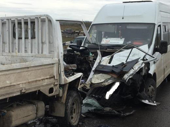 9 человек пострадали в результате ДТП с грузовиком и маршруткой в Красноярском крае