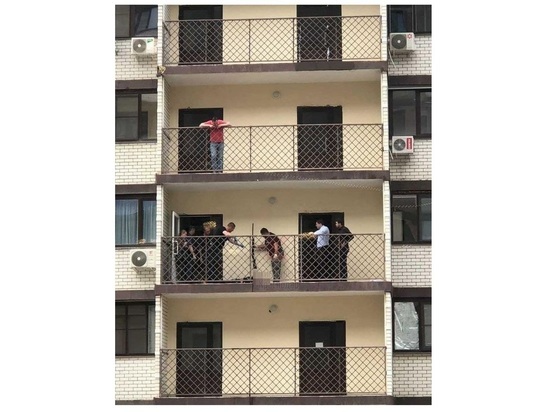 В Краснодаре на балконе многоэтажки нашли тело мужчины с огнестрельным ранением