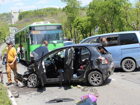 Машина с детьми врезалась в автобус и перевернулась в Приморье