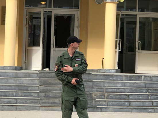 Дыры в заборе: как охраняют школу после теракта в Казани
