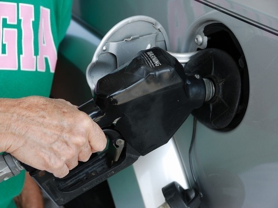 За год цены на бензин в Псковской области подскочили на 5,6%