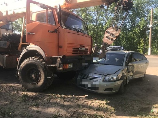 В Нижнекамске столкнулись два легковых авто и пострадали двое