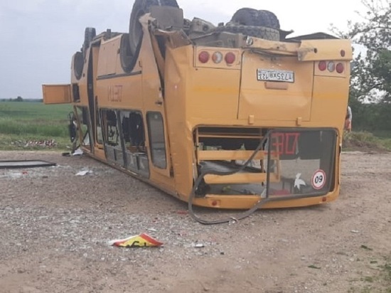В Тбилисском районе Кубани школьный автобус попал в ДТП и перевернулся, есть пострадавшие