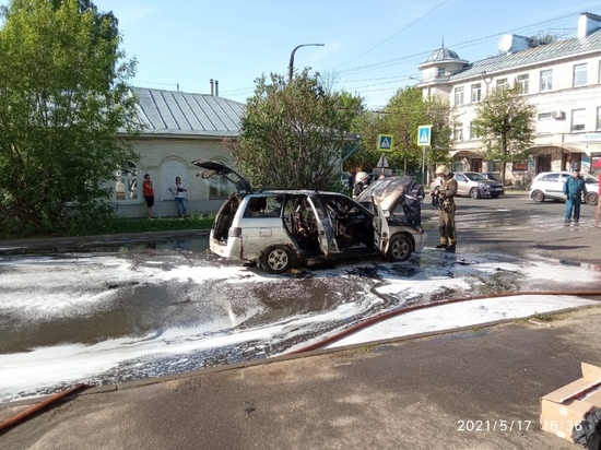 В центре Костромы сгорел автомобиль ВАЗ