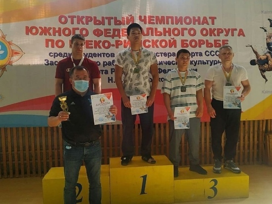 Три награды привезли донецкие борцы из Калмыкии