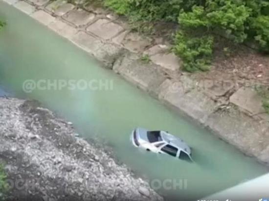 Жители Сочи заметили плавающий в реке автомобиль