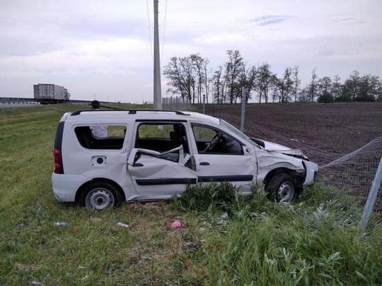 На Кубани в перевернувшемся авто пострадали четыре пассажира