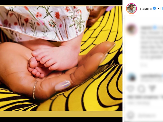Супермодель поделилась фотографией новорожденной дочери