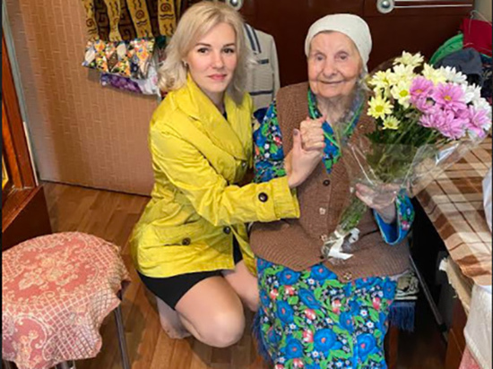 Участник праймериз Екатерина Тимошенко не только поздравляет ветеранов войны и труда с 9 Мая, но и продолжает общаться и помогать им
