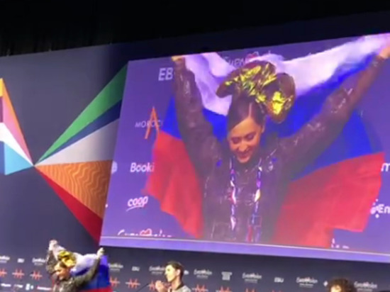 Выйдя в финал "Евровидения", Манижа закуталась во флаг России