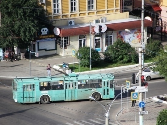 Движение троллейбусов по Ленина в Чите открыли после обрушения колодца